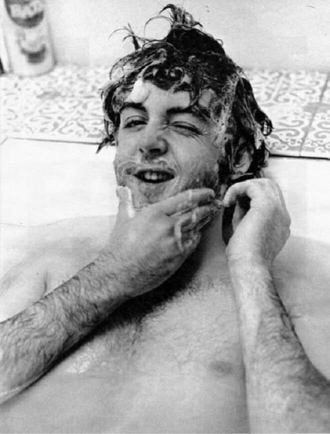 Пол Маккартни в ванной, 1970-е.