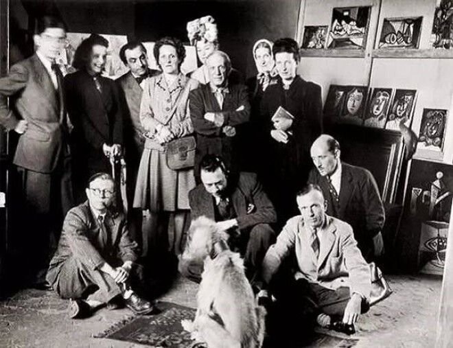 Крутость этого снимка зашкаливает! Жан-Поль Сартр, Симона де Бовуар, Пабло Пикассо, Альбер Камю и другие позируют для фото с афганской борзой по кличке Казбек, принадлежавшей Пикассо, 1944 год.