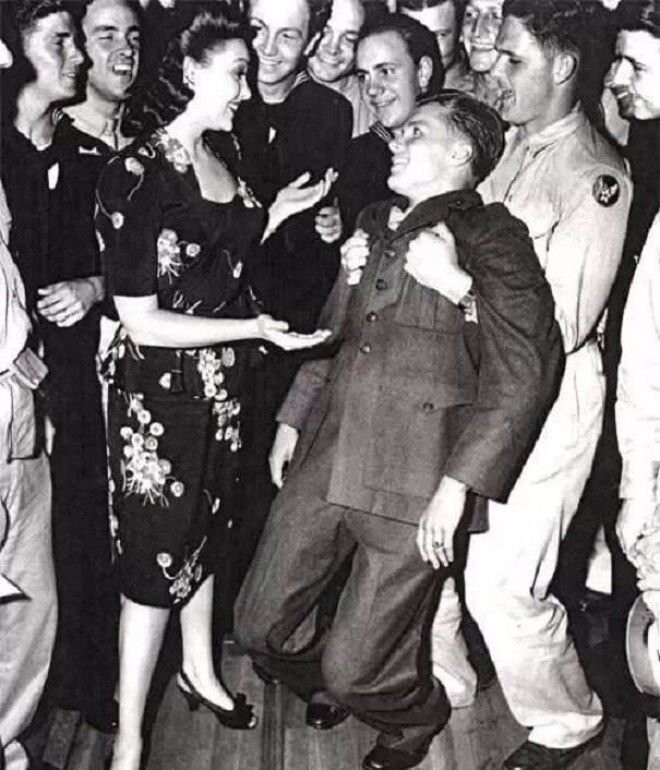 Популярная актриса Линда Дарнелл приглашает солдата на танец. У бедолаги от счастья прямо подкосились ноги, 1940-е