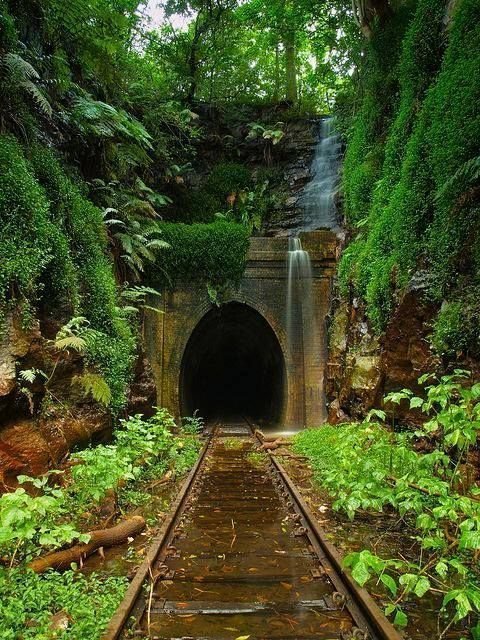 Хеленсбург, Австрия. Сеть тоннелей построенных в 30-е годы, сегодня заброшена и закрыта для движения поездов, но когда-то это был один из самых опасных участков