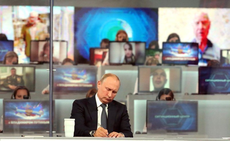 Прямая линия: кто пробил в ней дно?