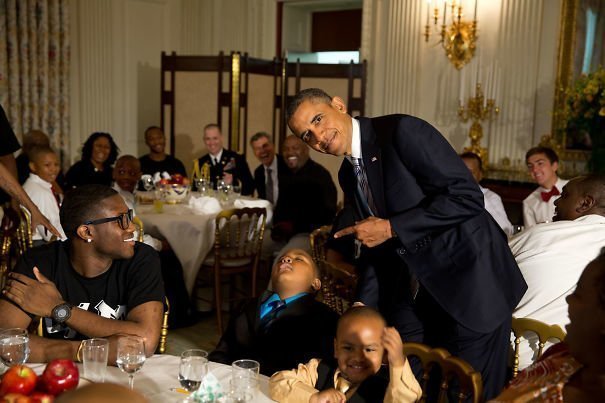 4. Обама позирует рядом с маленьким мальчиком, который заснул во время праздничного мероприятия в честь Дня отца