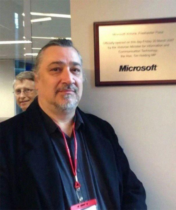 2. Мужчина фотографировался рядом с табличкой Microsoft, когда в кадр влез Билл Гейтс