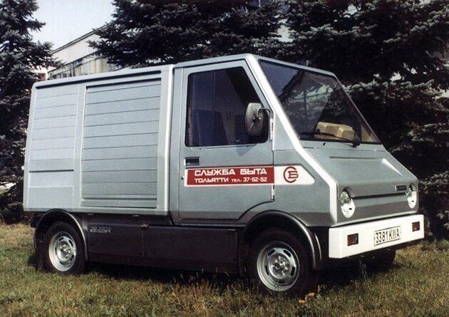 ВАЗ-2702 "Пони". Первый электромобиль ВАЗ-2702 поехал в 1984 году. Он был сделан из алюминия, что сильно облегчило кузов. Но одновременно, это стало и основной проблемой машины: она была недостаточно прочной и надежной. 