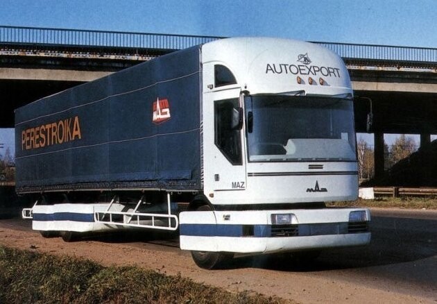 МАЗ-2000 "Перестройка". В 1988 году на Парижском автосалоне состоялся дебют МАЗ-2000, он делится на две части. Модуль кабины жестко крепится к фургону. В нем ровный пол, высокая крыша, большое панорамное стекло. Кабина оборудована кондиционером.