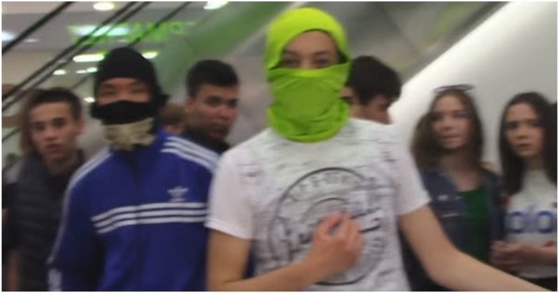 Видеоблогер столкнулся с бандой подростков «АУЕ» в саратовском торговом центре