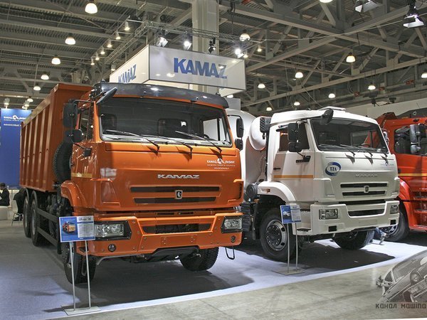 Справа - КАМАЗ-6520 со "старой" кабиной, слева - с "новой старой" кабиной