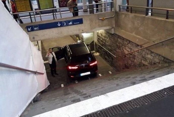 Фото для тех скептиков, которые утверждают, что в подземке невозможно припарковаться