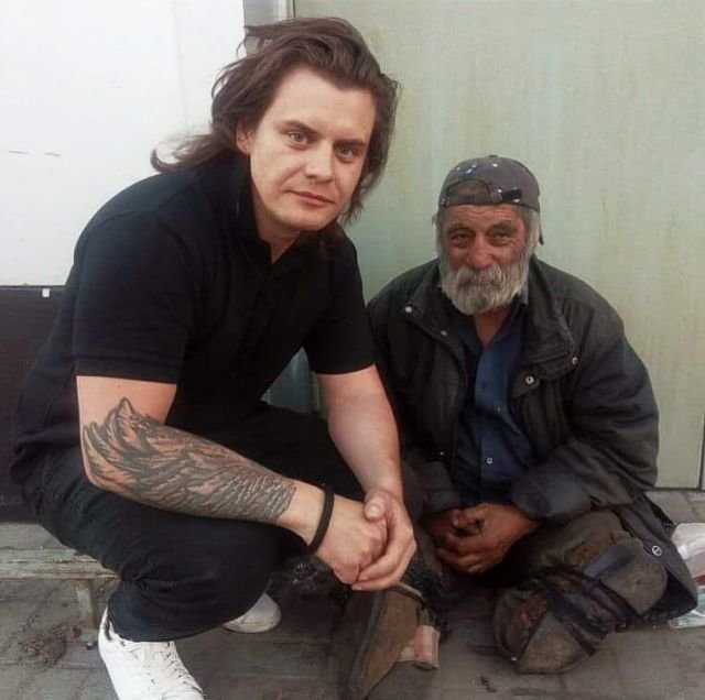 Пара из Челябинска помогла бездомному инвалиду вернуться на родину