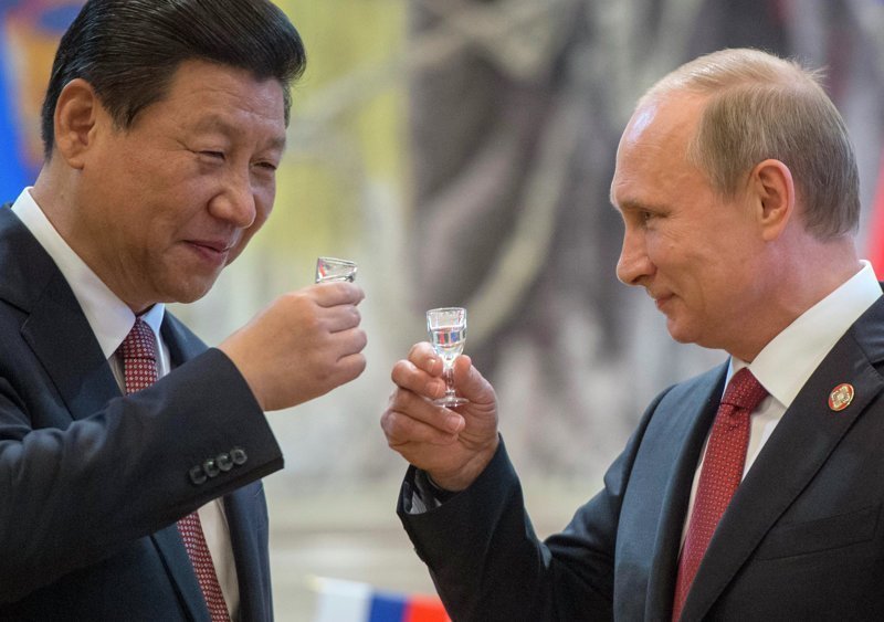 Путин наведался в Китай, где подарил баню и приготовил гоубули