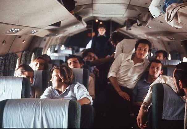 8. Последний снимок пассажиров рейса FH-227 уругвайских ВВС, потерпевшего крушение в Андах 13 октября 1972 г. Из 45 человек выжили 27. Им пришлось питаться трупами. Через 72 дня спасатели нашли в живых 16 человек