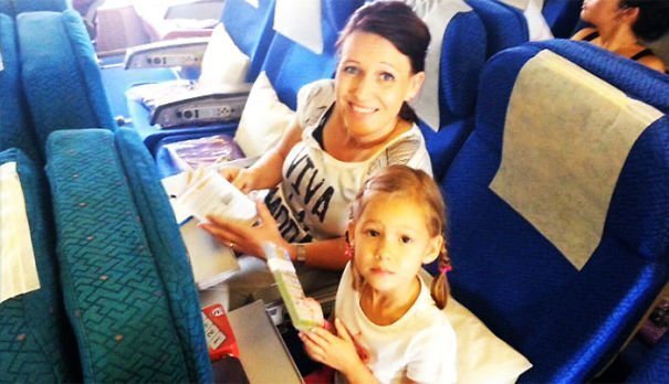 7. Дейв Холли сделал последнюю фотографию своей жены и 4-летней дочки, отправляя их в "путешествие мечты" на борту MH17, сбитого над территорией Украины