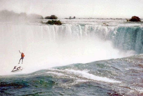 9. Роберт Оверакер, профессиональный постановщик трюков, задумал съехать с Ниагарского водопада на водных лыжах, в определенный момент раскрыв парашют. Но парашют не раскрылся. Именно этот момент запечатлен на снимке