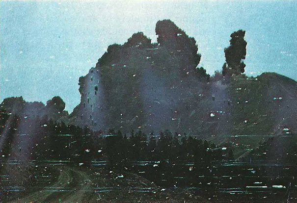 1. Фотограф Роберт Ландсбург снял стену пепла во время катастрофического извержения вулкана Святой Елены (Сент-Хеленс) 18 мая 1980 года. Фотограф погиб при извержении, но сохранил пленку, накрыв ее своим телом