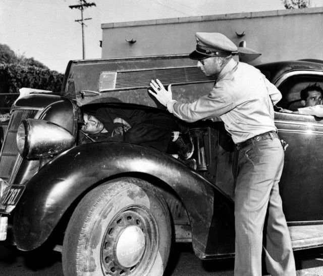180-сантиметровый Фелипе Рамирез-Перез пойман иммиграционным инспектором в попытке въезда в США. Сан-Диего, 11 марта 1954 года.
