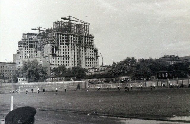 Стадион "Метростроевец" и строящаяся высотка на Кудринской площади. Москва, 1950 г.