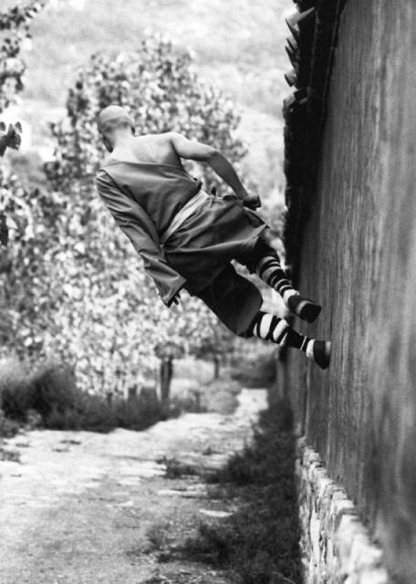 Монах Шаолиня бегущий по стене, Китай, 1989 год.