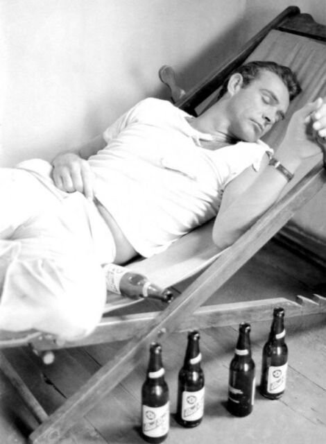 Шон Коннери во время перерыва на съемочной площадке первого "бонда", 1962 год.