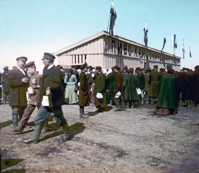 Раздача пива на Ходынском поле во время коронации Николая II 30 мая 1896 года. Москва, 1896 г 