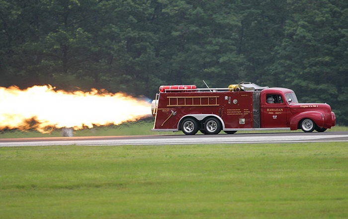 Скоростная пожарная машина с реактивным двигателем. Cкорость 655 км/час