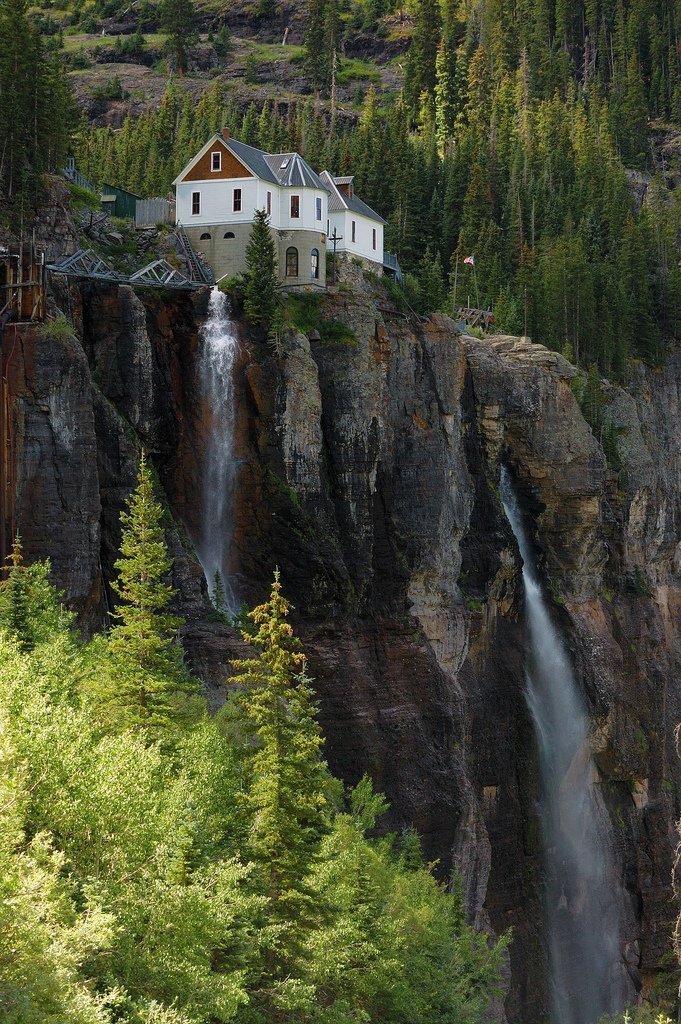 Дом у водопада в Колорадо