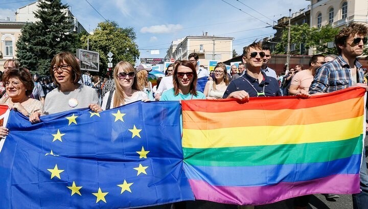 В Европарламенте призвали Порошенко возглавить гей-парад