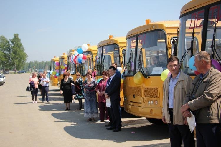 63. В школы Иркутской области передали 13 автобусов
