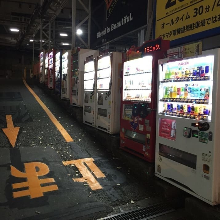 Торговые аппараты с едой на улицах японских городов стоят буквально на каждом шагу, и выбор в них впечатляет