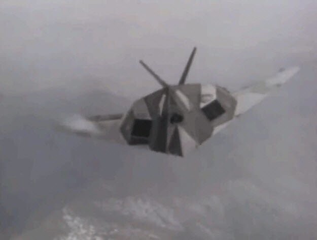 Для поддержания неуклюжего F-117 в воздухе потребовалась сложная компьютеризированная система авионики.