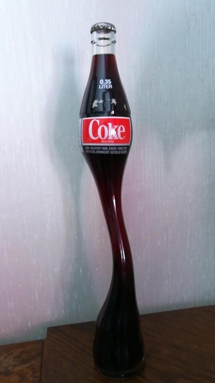 Бутылка кока-колы, которую пользователь Reddit нашел дома у своего дедушки. Такие можно было видеть на ярмарках в 70−80-е годы 