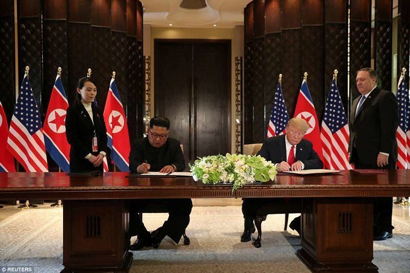 Дональд Трамп и Ким Чен Ын провели встречу в Сингапуре, подписав то, что президент США назвал "всесторонним и подробным" документом