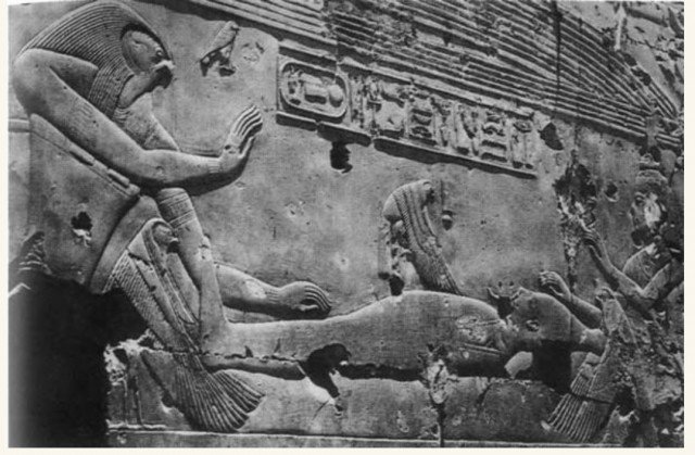 Да-да, это богиня Исида в виде птицы занимается с сексом с …. мумией Осириса. И зачинает бога Гора.   Черно-белый вариант с другого ракурса секса богов. Сам бог Гор странным образом присутствует при собственном зачатии.