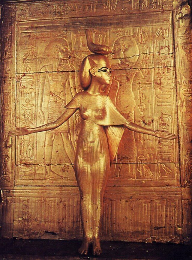 Одна из моих любимых статуэток древнего Египта…  Богиня, охраняющая золотую святыню Тутанхамона.