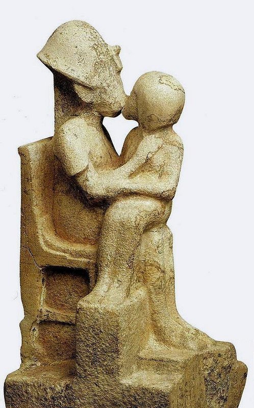 Хватит секса египетских богов? Перейдем к людям.  Вот вам пожалуйста, фараон целует свою наложницу.  Амарна. XIV в. до н.э.