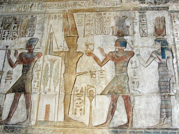 А мы с вами прямо сейчас познакомимся с одноруким древнеегипетским божеством плодородия Мином.   Почему однорукий? Смотрите сами.  Роспись гробницы