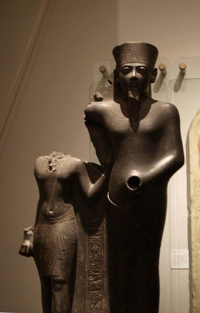 Еще одно доказательство присутствия второй руки. Правда фаллос ему тут оторвали….  Cкульптурная группа: бог Мин и фараон Хоремхеб. XIV в. до н.э.