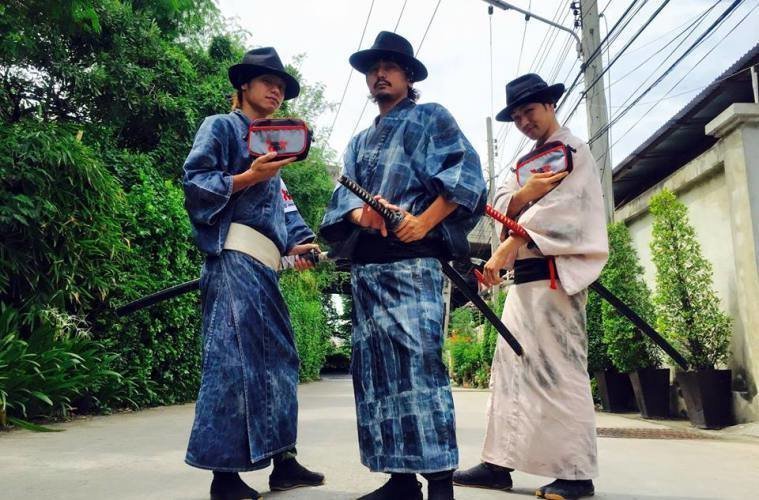 Современные японские самураи собирают мусор, используя навыки обращения с мечом