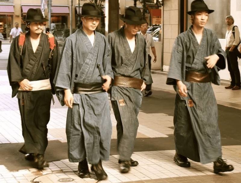 Современные японские самураи собирают мусор, используя навыки обращения с мечом