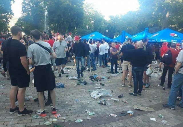 "Цивилизованные" болельщики "Ливерпуля" в центральном парке Киева