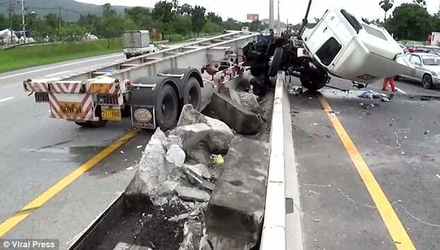 Видео: водителя грузовика вышвыривает из кабины в момент жуткой аварии