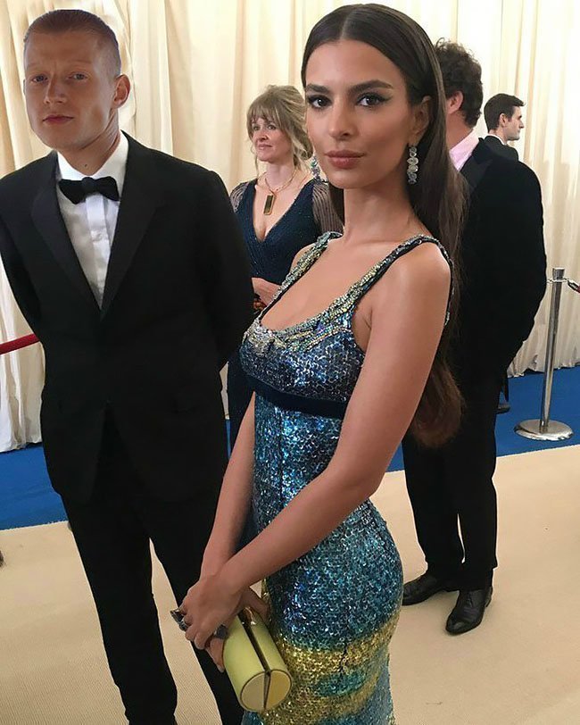 "Приятный вечер с @emrata That moment right before you hit the carpet #metgala2017"