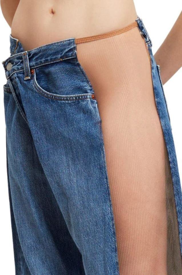 Ношение нижнего белья такие джинсы не предусматривают, так как вставки полностью оголяют бедро и ногу