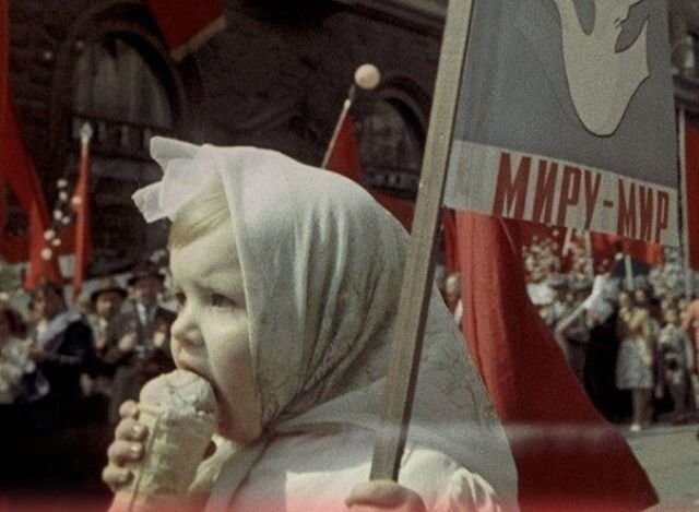 Девочка на параде 1 мая 