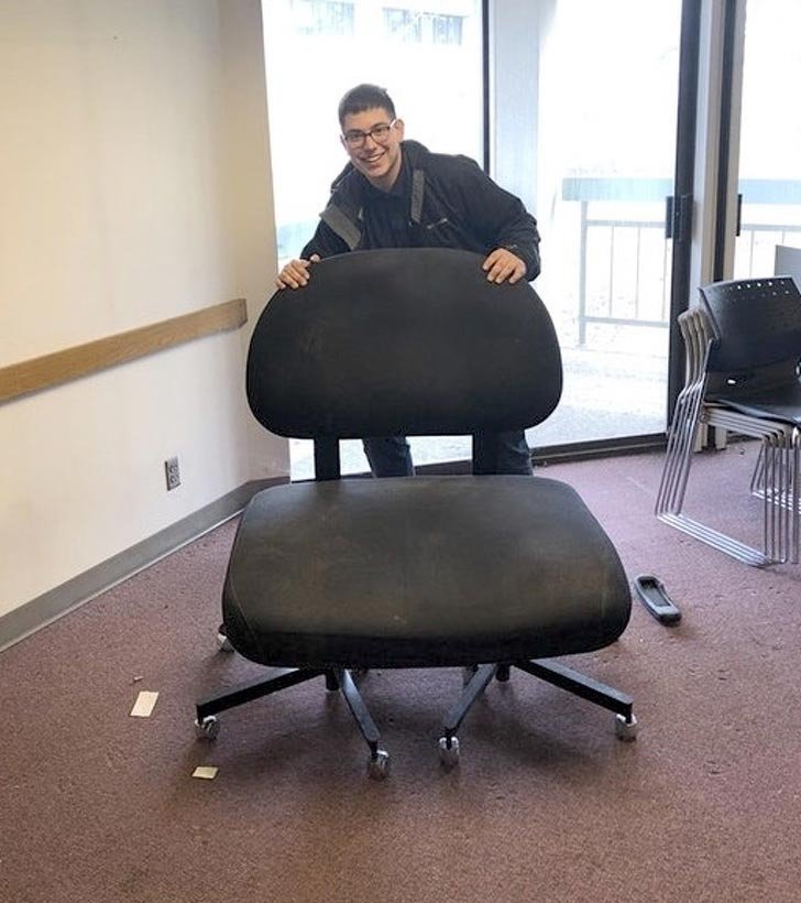 «Нашел на работе забавный большой стул»