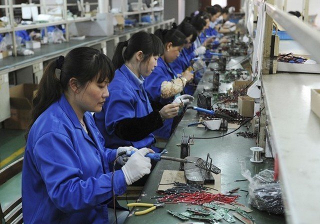 1. Сотрудники делают монтажные платы на заводе электронных компонентов в Хэфэе, Китай