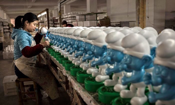 12. Сотрудница фабрики в Фуцзян, Китай, раскрашивает игрушки