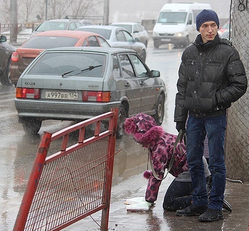 3. В Волгограде мужчина выгуливает женщину на поводке