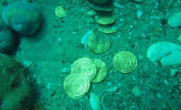 На дне моря обнаружены останки судна, перевозившего сундуки с сокровищами