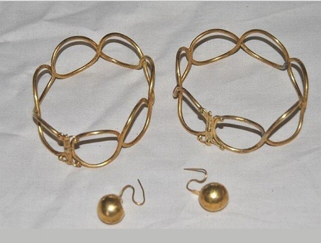 Золотые браслеты и сережки 