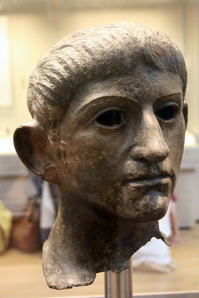 Один из свидетелей разгрома города - вот эта голова статуи императора из храма божественного Клавдия в Камулодуне. Найдена в Саффолке, захвачена как трофей после взятия города 
